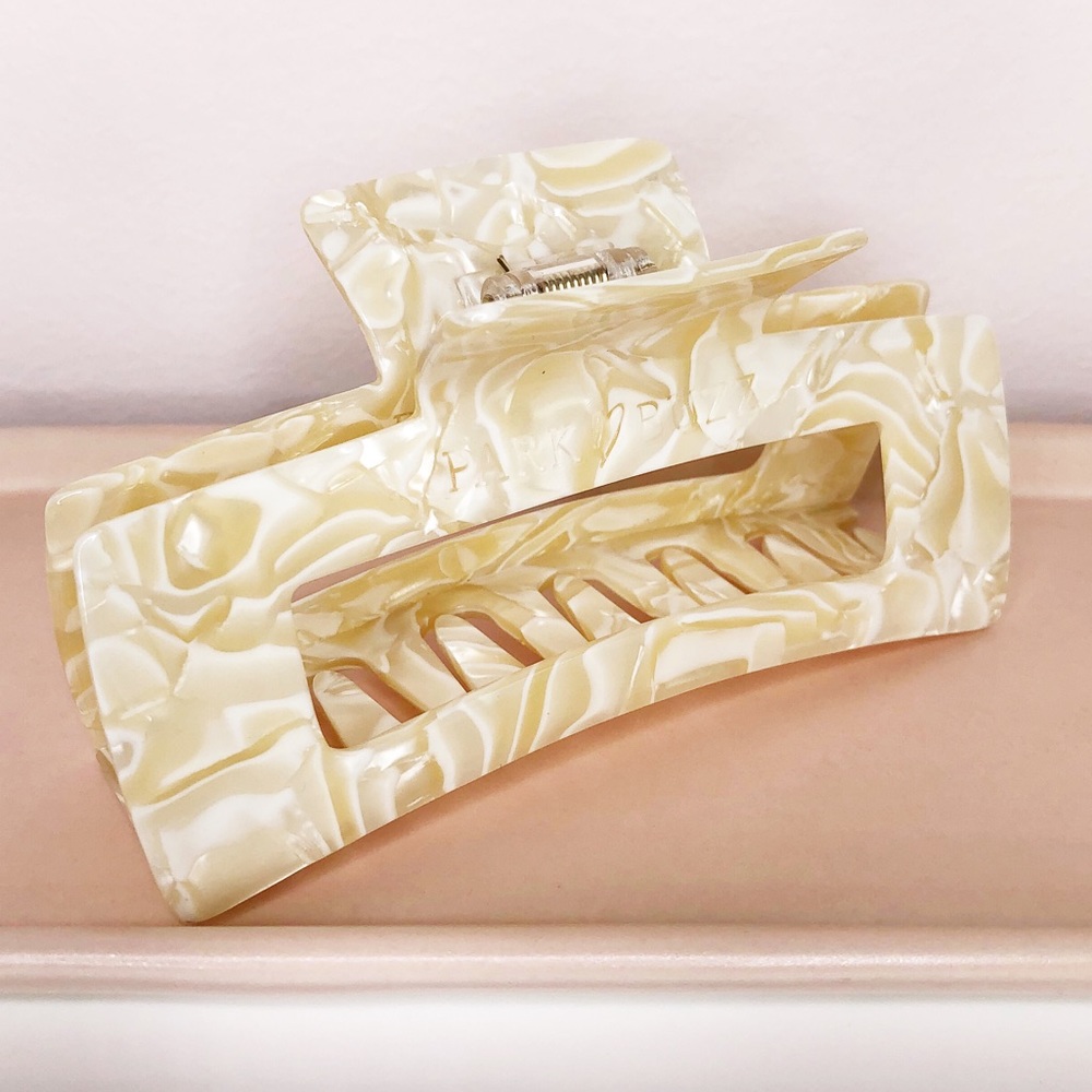 PARK AND BUZZ Jumbo 5” Eco Acetate Hair Claw Clip - Ivory Pearl